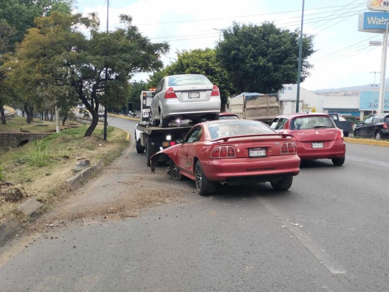 choque mustang poste Periférico de Morelia frente a Macroplaza