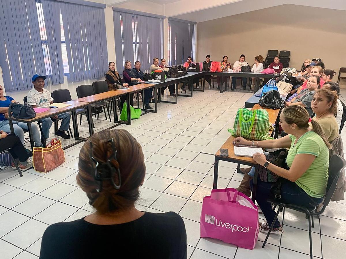 Cocineros se actualizan en curso de preparación de alimentos