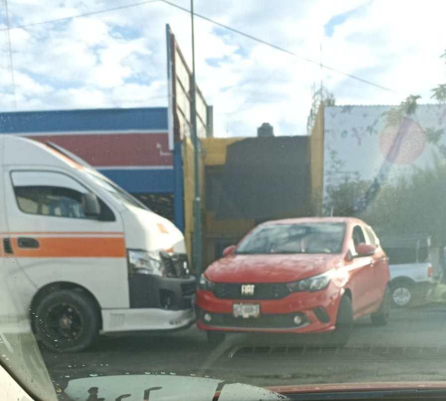 Combi y auto protagonizan choque en la avenida Morelos Norte de Morelia