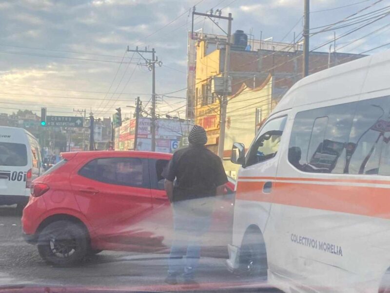 Combi y auto protagonizan choque vehicular n la Av. Morelos Norte de Morelia