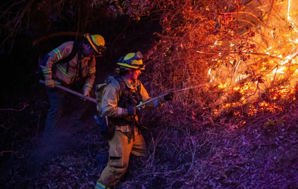 Devastación en California por incendios se agrava con el inicio de redadas para deportar migrantes: Periodista