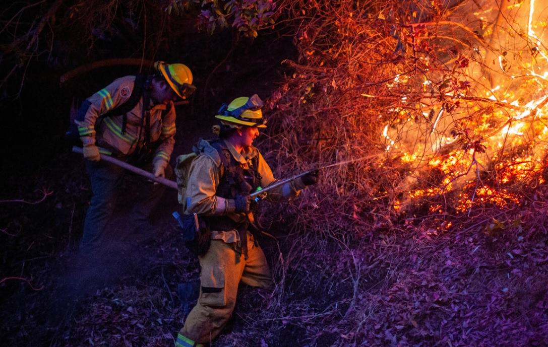 Devastación en California por incendios se agrava con el inicio de redadas para deportar migrantes: Periodista