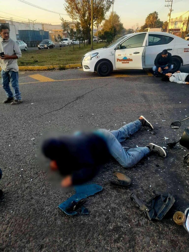 dos heridos dejó choque de motocicleta y auto, en el Libramiento de Uruapan