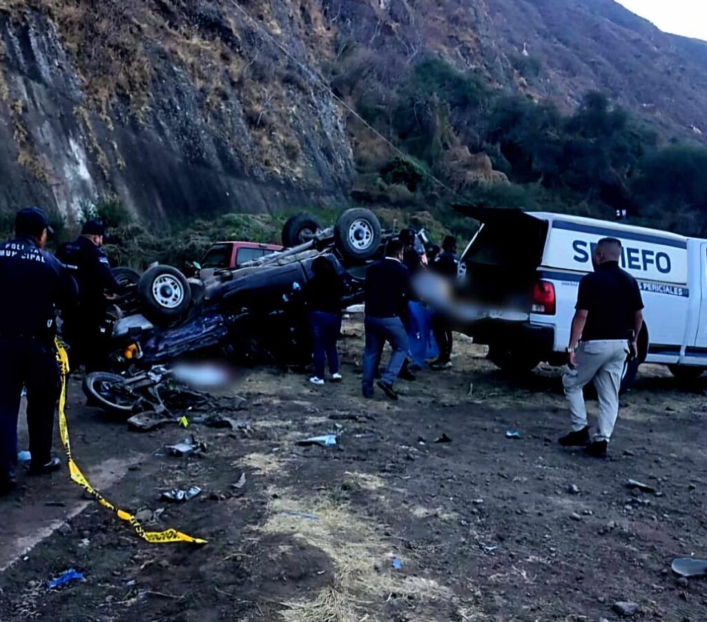 Dos muertos tras aparatoso choque de moto y camioneta en Pajacuarán-1