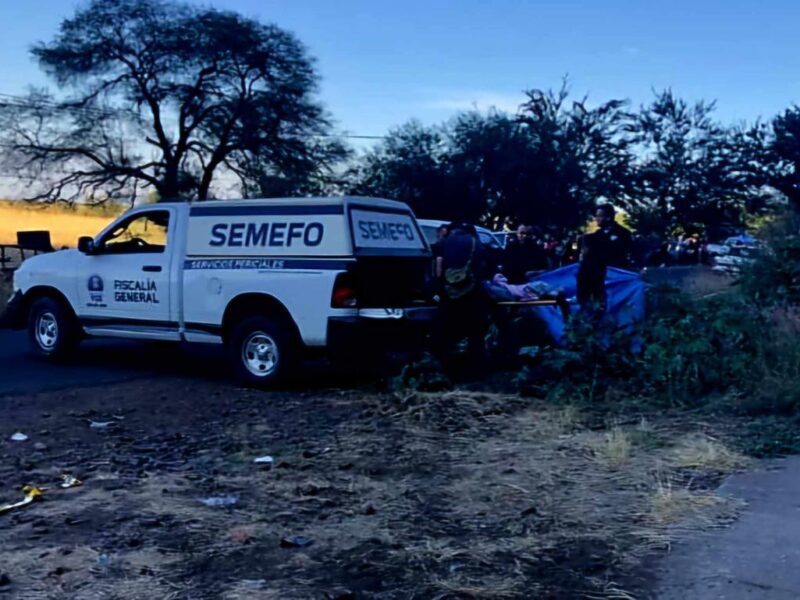 Dos muertos tras aparatoso choque de moto y camioneta en Pajacuarán