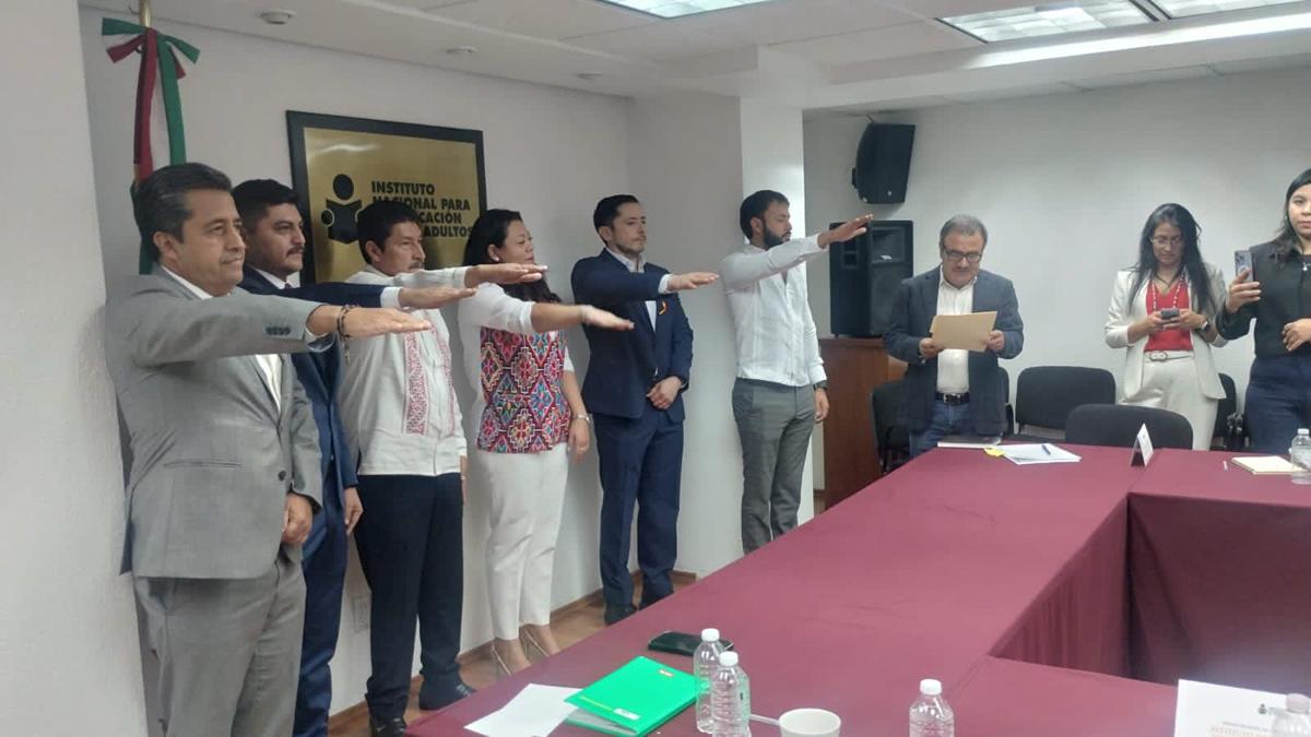 Elesban Aparicio Cuiriz asume la dirección del INEA en Michoacán