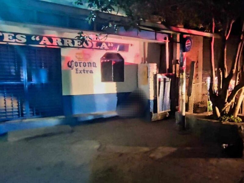 En Charo asesinan a una mujer afuera de tienda en La Goleta