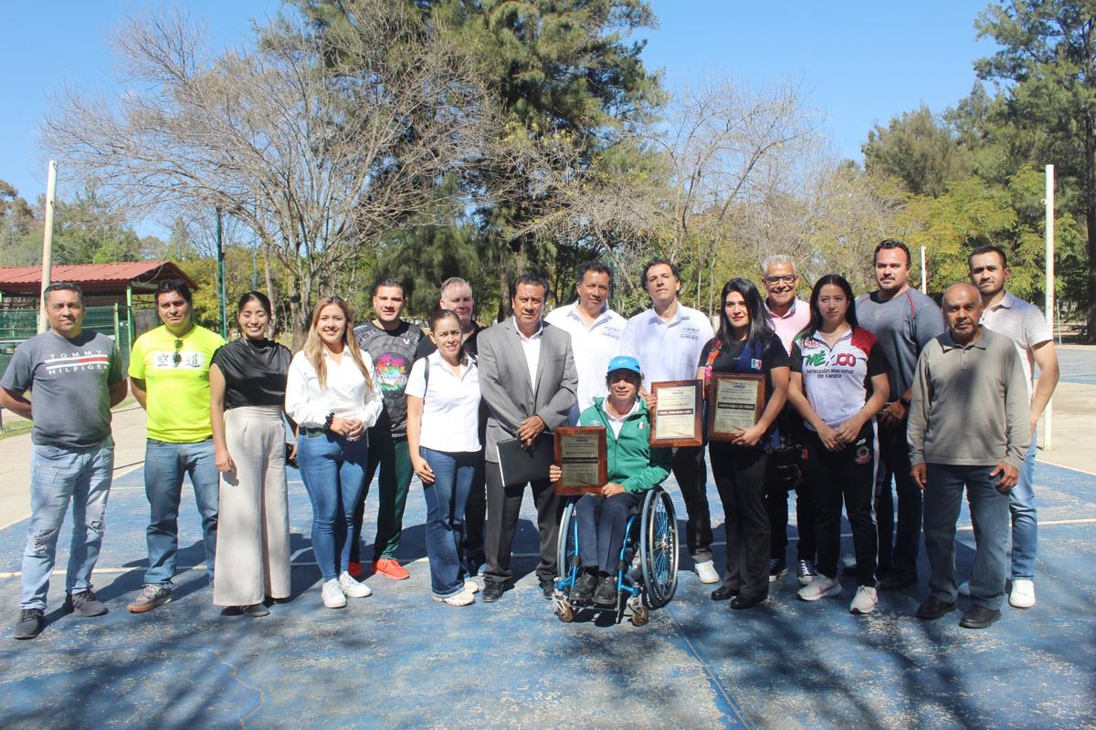 Entrenadores michoacanos dan reconocimiento a atletas y entrenadora paralímpicos