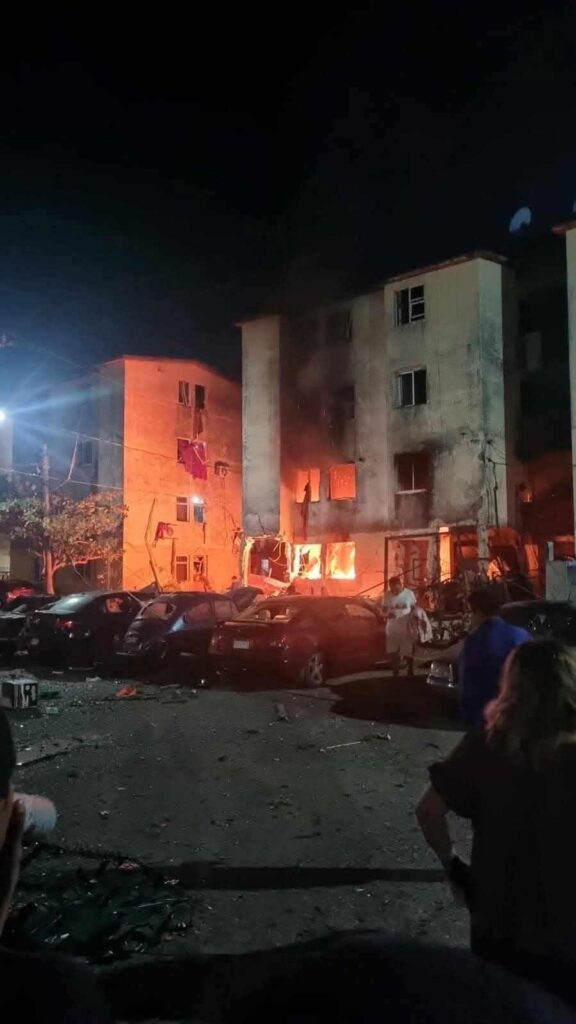 Explosión en edificio de Lázaro Cárdenas, deja un fallecido