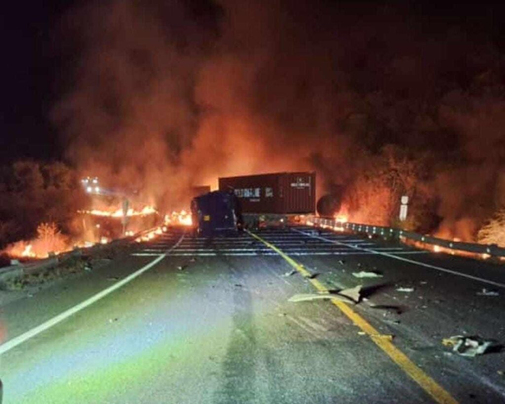 fallecido tras choque e incendio de tres tractocamiones, en la autopista Siglo XXI