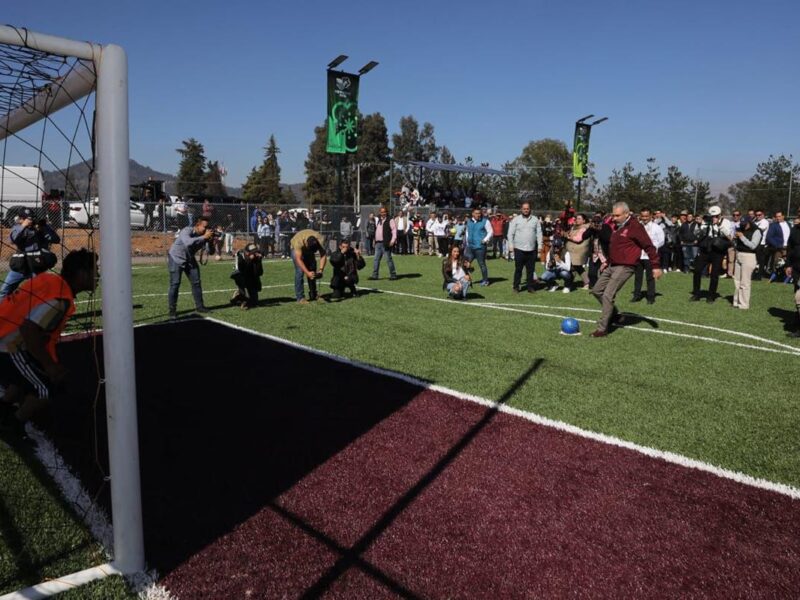 Fútbol para la paz; Bedolla inaugura cancha en Pátzcuaro