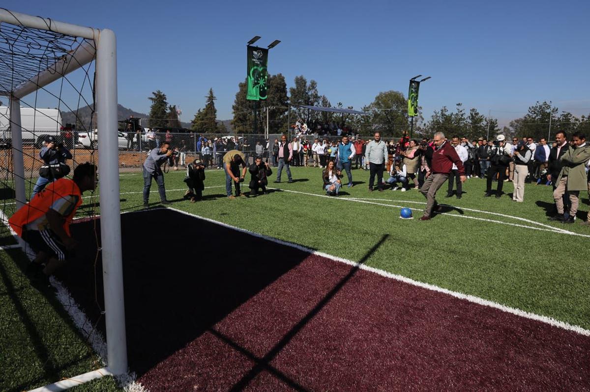 Fútbol para la paz; Bedolla inaugura cancha en Pátzcuaro