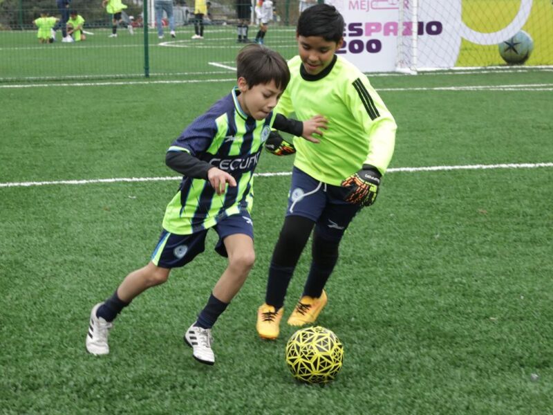 Michoacán inaugura canchas de fútbol para fomentar la convivencia