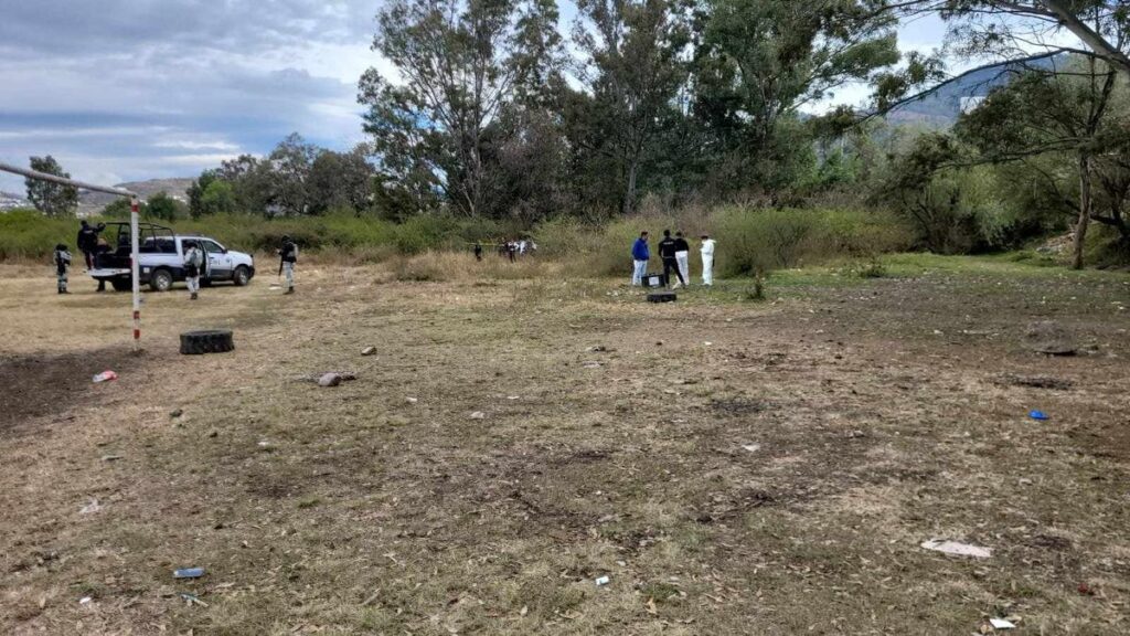 hallan hombre asesinado cerca de la orilla de la carretera Morelia-Mil Cumbres