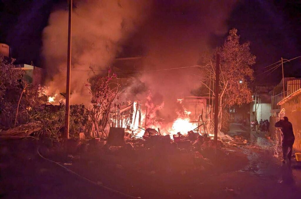 Incendio arrasa vivienda en la colonia La Cedrera, Uruapan