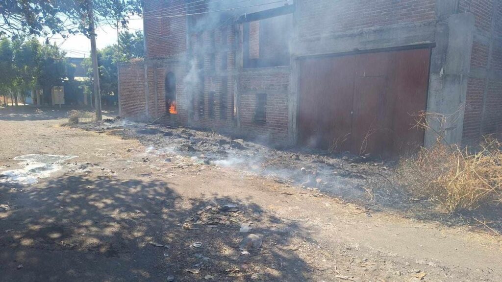 Incendio consume inmueble en obra negra en Apatzingán