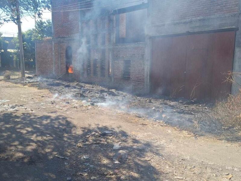 Incendio consume inmueble en obra negra en Apatzingán