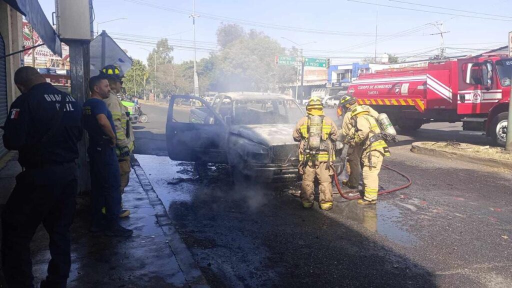 Incendio de camioneta por aparente falla, en Zamora-1