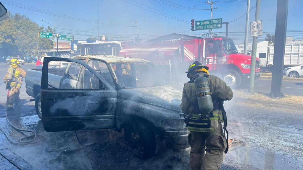 Incendio de camioneta por aparente falla, en Zamora