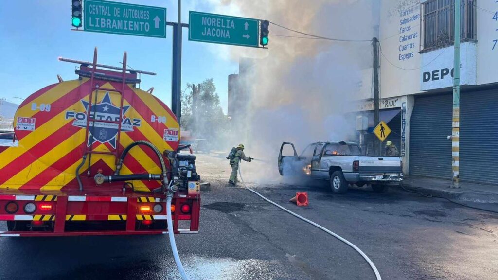 Incendio de camioneta por aparente falla, en Zamora-2