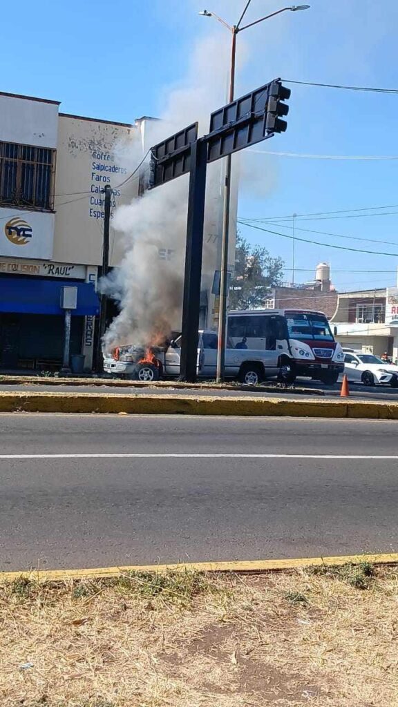 Incendio de camioneta por aparente falla, en Zamora-3