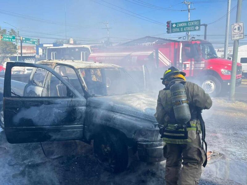 Incendio de camioneta por aparente falla, en Zamora