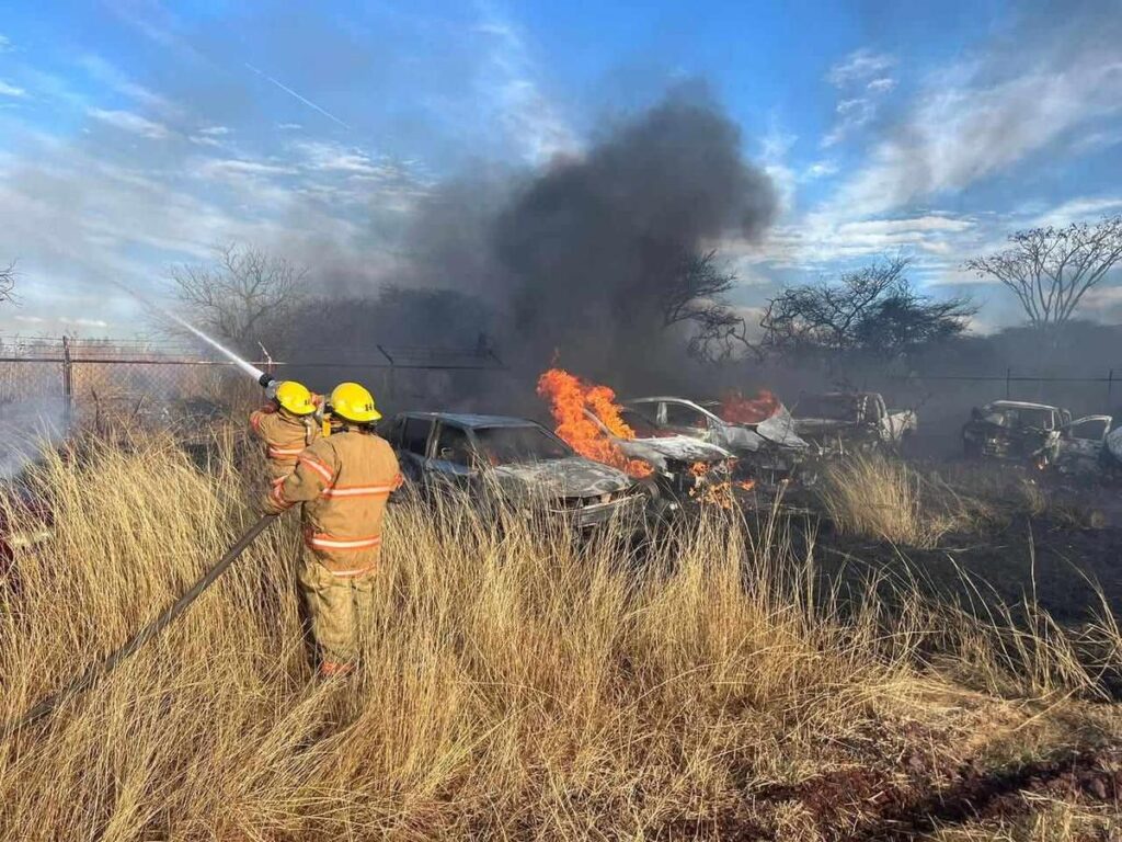 Incendio de pastizal alcanza y afecta corralón en La Piedad