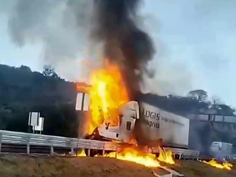 incendio de tractocamión en Zinapécuaro