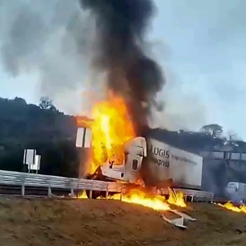 Se registró incendio de tractocamión en caseta de Zinapécuaro