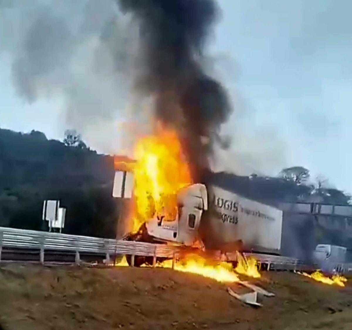 incendio de tractocamión en Zinapécuaro