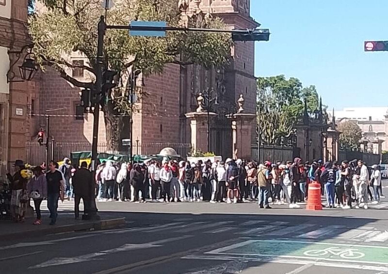 Intermitente bloqueo de normalistas provoca caos vial en Morelia