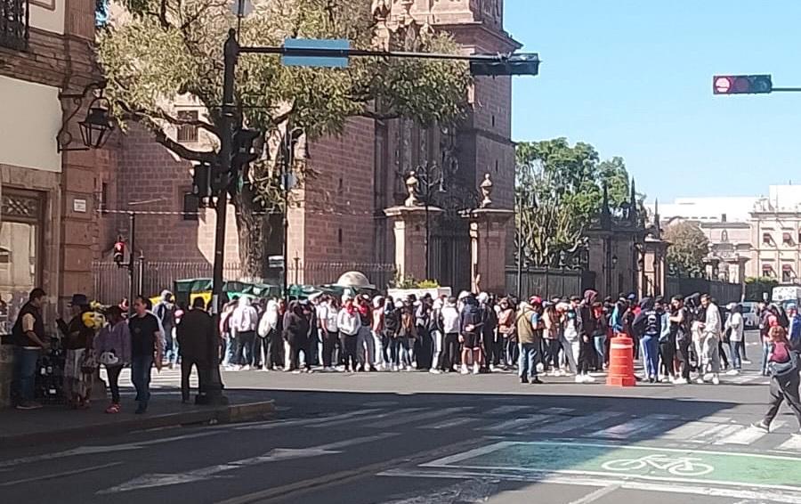 Intermitente bloqueo de normalistas provoca caos vial en Morelia