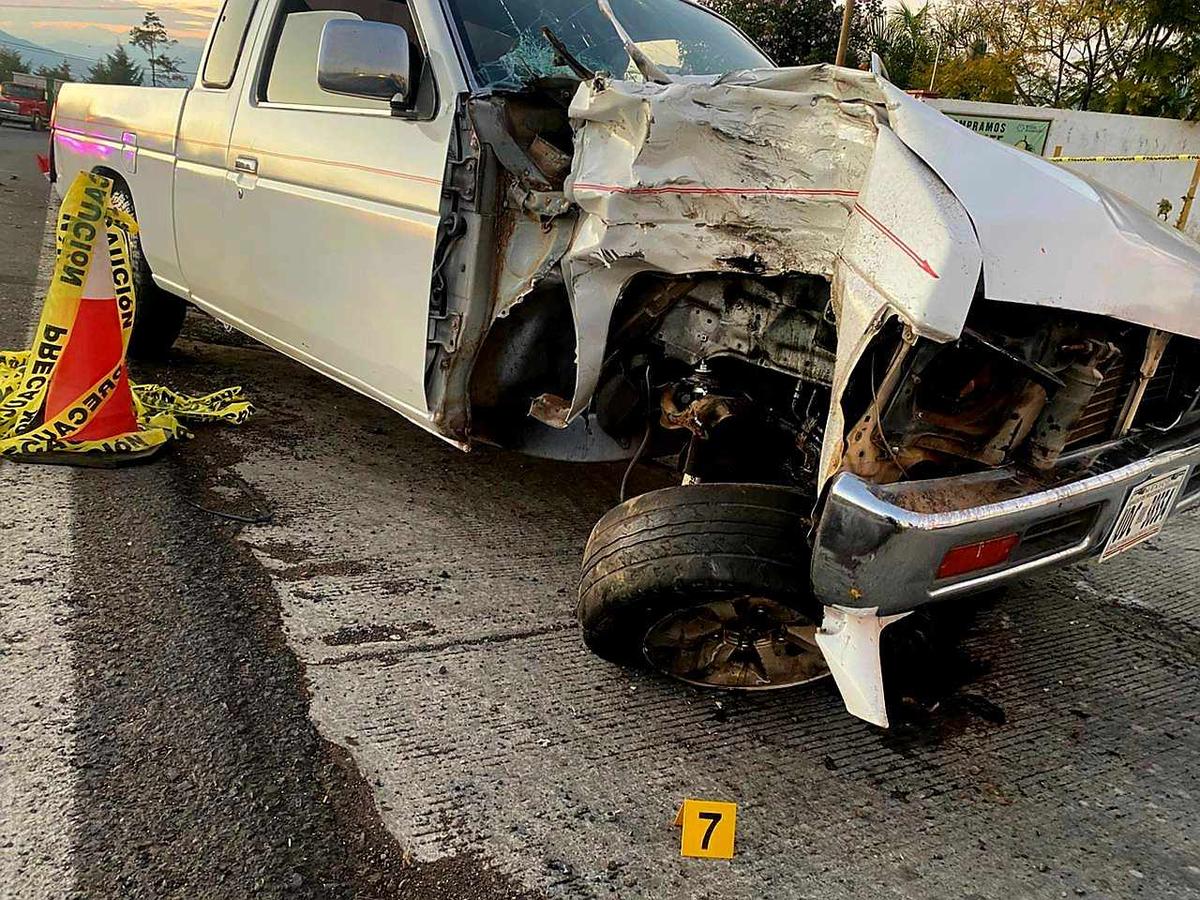 Joven motociclista muere tras chocar con camioneta, en Peribán