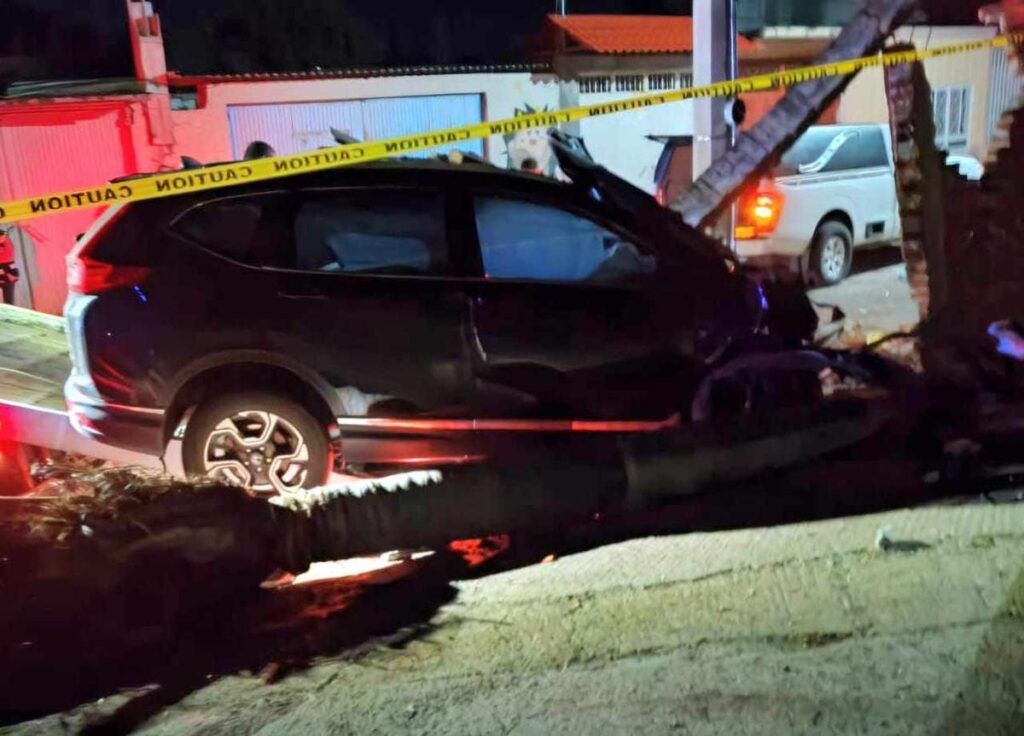 Joven muere al chocar su vehículo contra una palmera y una vivienda, en Tocumbo