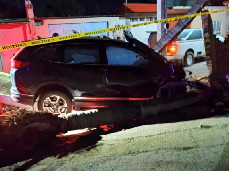 Joven muere al chocar su vehículo contra una palmera y una vivienda, en Tocumbo