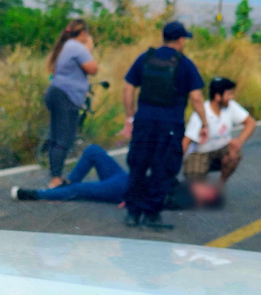 Joven resulta herido en accidente al derrapar en su motocicleta en la Apatzingán – Buenavista-1