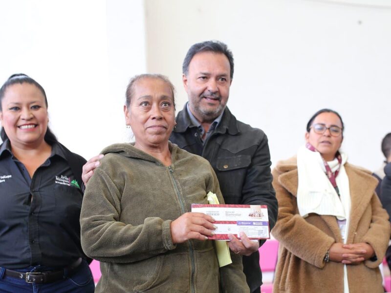 Julio Arreola entrega de tarjetas del Programa Bienestar en Pátzcuaro