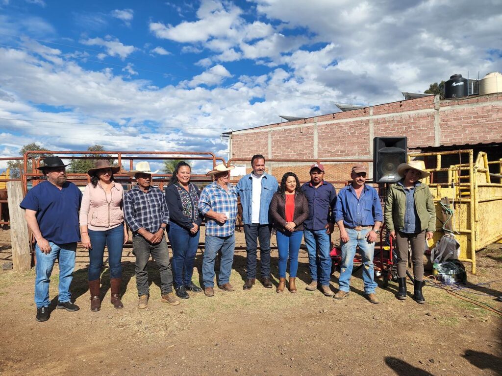 Julio Arreola lidera el mejoramiento genético ganadero en Pátzcuaro para impulsar la economía local.