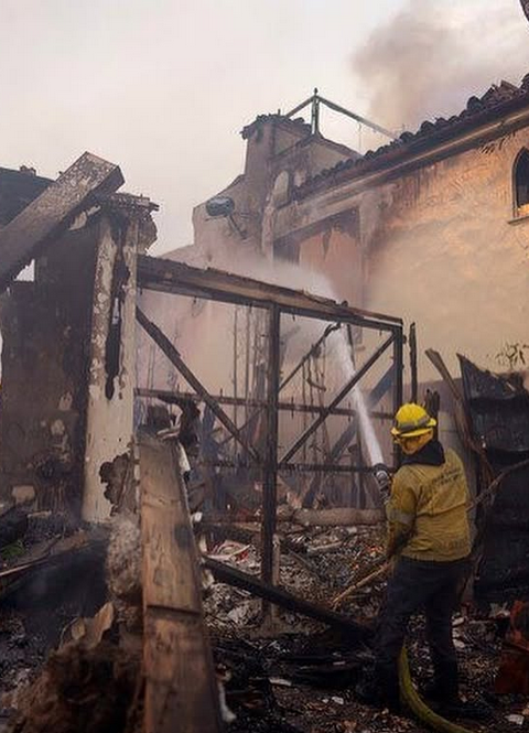 Karla Souza rompe en llanto tras perder su hogar por incendios