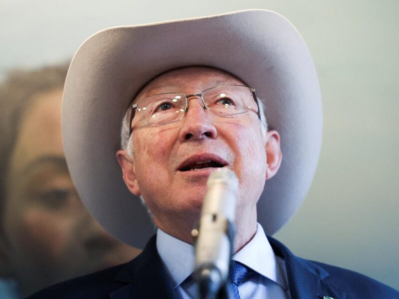 Ken Salazar se despide afirmando que en México ha y se produce fentanilo