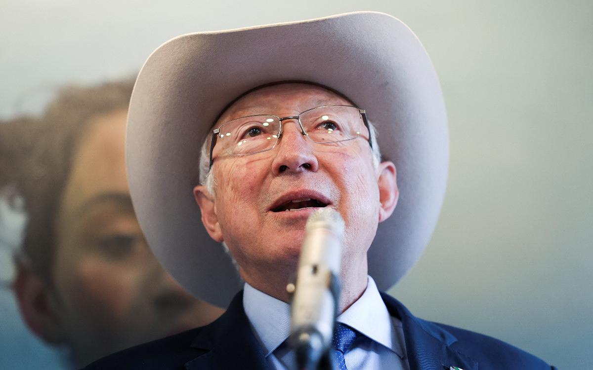 Ken Salazar se despide afirmando que en México ha y se produce fentanilo