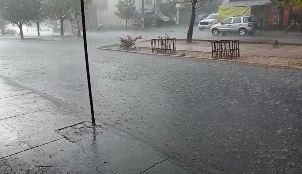 Lluvia y granizo sorprenden a morelianos este domingo en Morelia 2