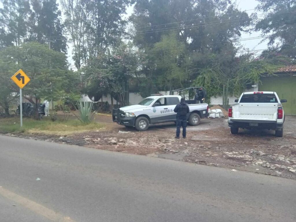 lujoso vehículo baleado en Cerrito Itzícuaro Morelia