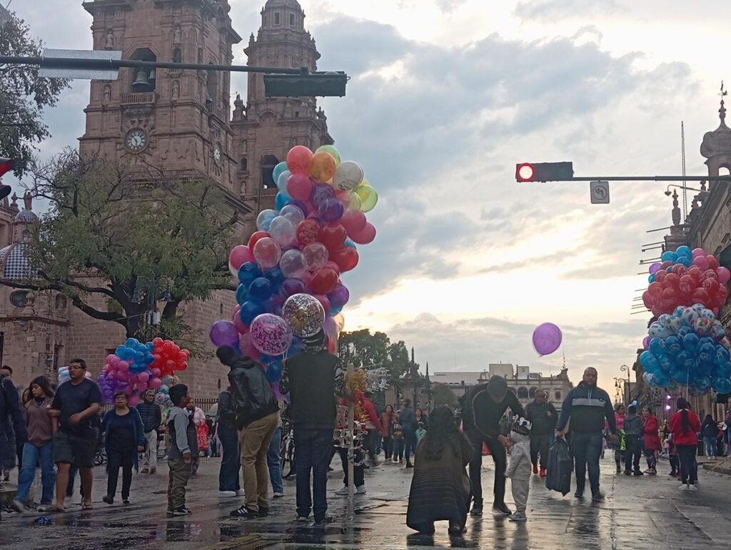 Magia y sonrisas: Melchor, Gaspar y Baltazar recorren Morelia en cabalgata Reyes Magos 1