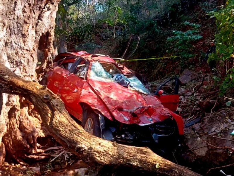 muerto caída auto a barranca Tzitzio