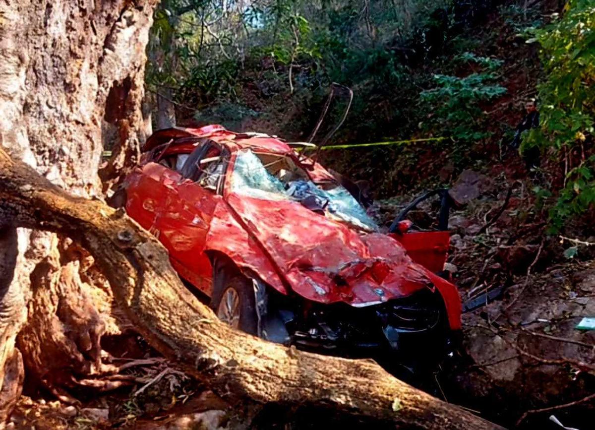 muerto caída auto a barranca Tzitzio