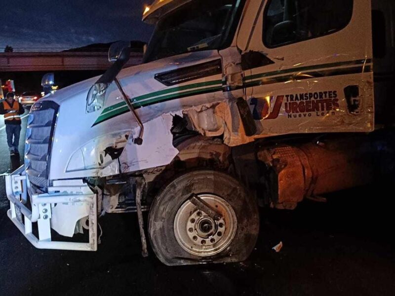 Otro choque entre tres camiones de carga en la autopista Siglo XXI, ahora en San Ángel