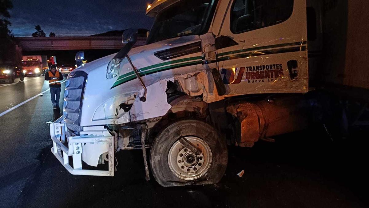 Otro choque entre tres camiones de carga en la autopista Siglo XXI, ahora en San Ángel