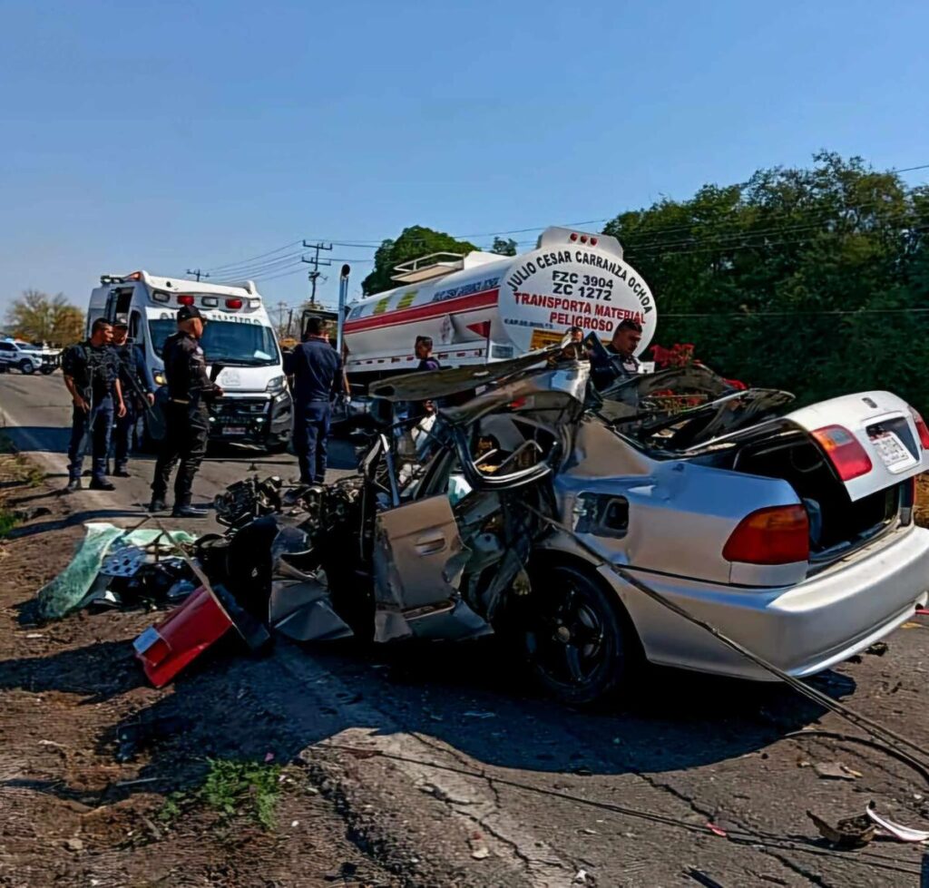 Pareja muere tras brutal accidente entre auto pipa, en Buenavista-2