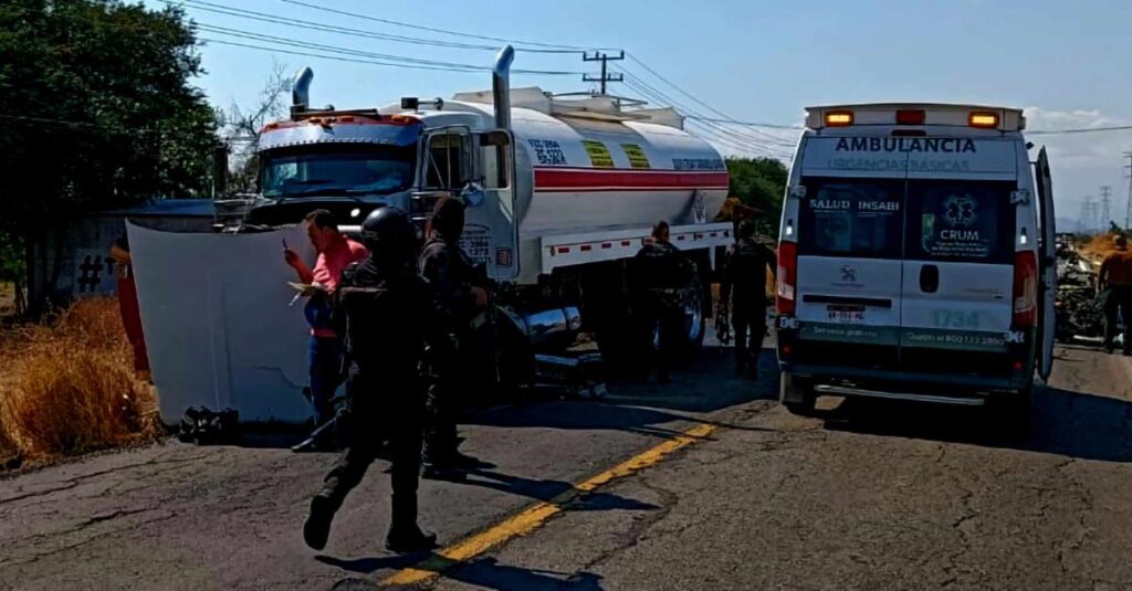 Pareja muere tras brutal accidente entre auto pipa, en Buenavista-3